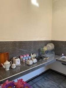 Příslušenství pro přípravu čaje a kávy v ubytování Nimal's House