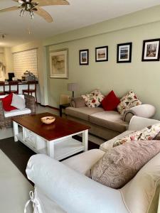 ein Wohnzimmer mit 2 Sofas und einem Tisch in der Unterkunft ALL SAINTS ON ROBERTS in Pietermaritzburg
