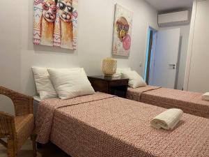 A bed or beds in a room at Seixal Old Town River View Apartment