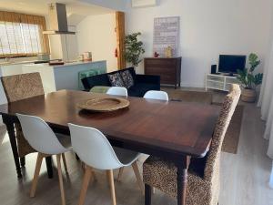 y sala de estar con mesa de comedor y sillas. en Seixal Old Town River View Apartment en Seixal