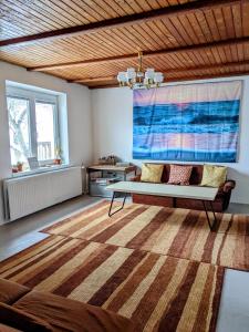 sala de estar con sofá y alfombra en The Magical Paths, en Kremnica