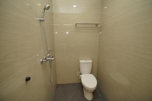 Bilik mandi di Ngampilan Residence Yogyakarta Mitra RedDoorz
