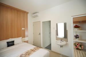 Katil atau katil-katil dalam bilik di Ngampilan Residence Yogyakarta Mitra RedDoorz