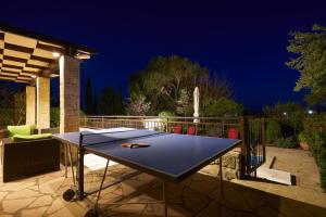 Instalaciones para jugar ping pong en 3 bedroom Villa Madelini with private pool, Aphrodite Hills Resort o alrededores