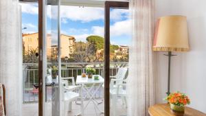 une chambre avec un balcon avec une table et des chaises dans l'établissement Marg G-2 - Calella de Palafrugell, à Llafranc