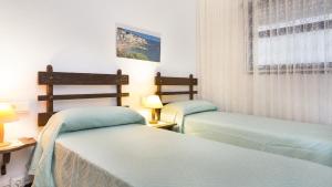 une chambre avec deux lits jumeaux et une fenêtre dans l'établissement Marg G-2 - Calella de Palafrugell, à Llafranc 14 autres photos