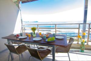 uma mesa com comida e vista para o oceano em Frentemar 2 Deluxe em Calpe
