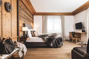 Postel nebo postele na pokoji v ubytování Alpines Gourmet Hotel Montanara