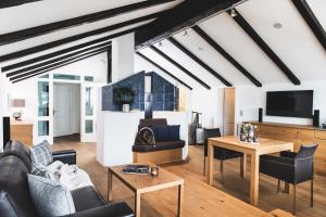 TV a/nebo společenská místnost v ubytování Alpines Gourmet Hotel Montanara