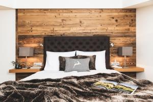 Postel nebo postele na pokoji v ubytování Alpines Gourmet Hotel Montanara