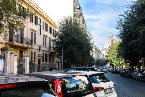 una calle con coches aparcados al costado de la carretera en Saint Peter Loft, en Roma