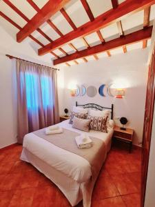 ein Schlafzimmer mit einem großen Bett in einem Zimmer in der Unterkunft Villas El Pinar in Cala en Blanes