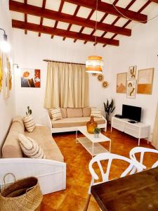 ein Wohnzimmer mit einem Sofa und einem Tisch in der Unterkunft Villas El Pinar in Cala en Blanes