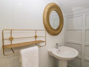 Ένα μπάνιο στο Stones Throw +31 φωτογραφίες