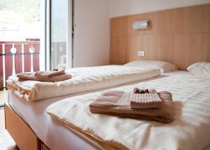 Postel nebo postele na pokoji v ubytování Hotel Lory - Molveno - Dolomiti