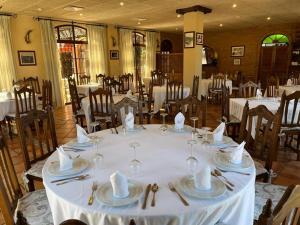 Reštaurácia alebo iné gastronomické zariadenie v ubytovaní Hotel Sierra de Ubrique