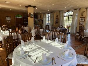 Reštaurácia alebo iné gastronomické zariadenie v ubytovaní Hotel Sierra de Ubrique