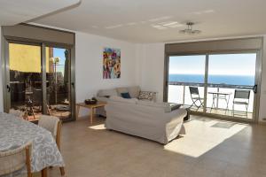 uma sala de estar com vista para o oceano em Villa Miramar Panoramic Views em Santa Susanna