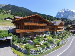 a house with a garden on the side of a road at Chalet La Gioventu in Grindelwald