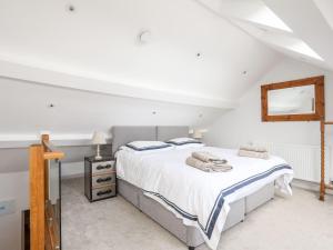 Un pat sau paturi într-o cameră la Min Y Mor - Morfa Nefyn