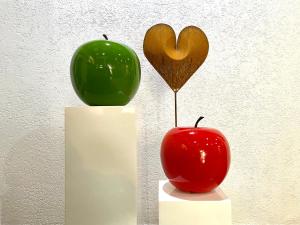 Ein grüner und ein roter Apfel und ein Herz in der Unterkunft Hotel Ostermann in Treis-Karden