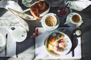 uma mesa com um prato de comida e uma chávena de café em Gasthaus Hof em Appenzell