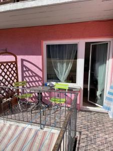 une terrasse avec une table et des chaises sur une maison dans l'établissement Casa Al Fiume Rio Seco, à Moghegno
