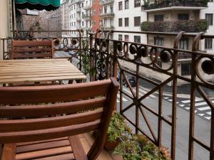 uma mesa e cadeiras numa varanda com vista para a cidade em Casa Vacanze Macchi em Milão