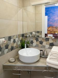baño con un gran fregadero blanco en una encimera en Casa Vacanze Macchi en Milán