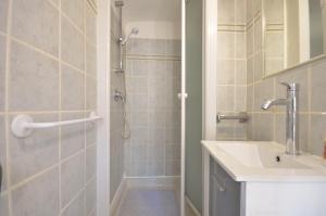 Et badeværelse på Studio Suquet Saint Antoine + 9 billeder