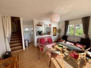 ein Wohnzimmer mit einem Sofa und einem Tisch in der Unterkunft Garbinell A - Piso muy bonito, Vistas al mar espec in Roses