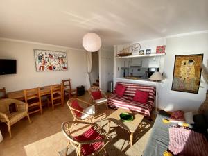 a living room with a couch and a table and chairs at Garbinell A - Piso muy bonito, Vistas al mar espec in Roses