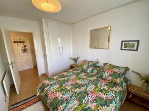 Giường trong phòng chung tại Garbinell A - Piso muy bonito, Vistas al mar espec