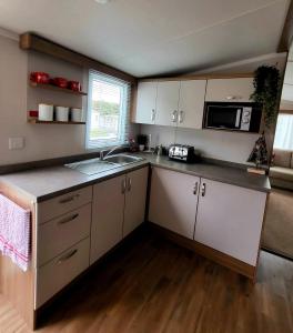 Billede fra billedgalleriet på 5 Geranium, Holiday Home in Oakdene Forest Park i Ferndown