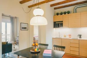 a kitchen and dining room with a dining table at Brummell Apartments Montjuic in Barcelona