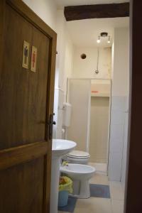 ein Bad mit einem WC und einem Waschbecken in der Unterkunft b&blequercedimarco Camera Rossa in San Prospero 