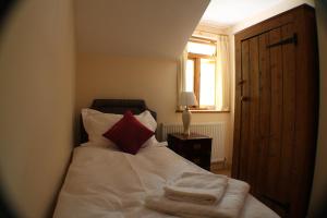 A bed or beds in a room at Penrith Lodge 