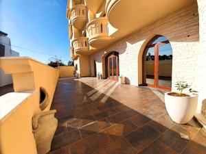 a courtyard of a house with a potted plant at Mahdia - Baghdadi - Laourient Apartments, restaurant, café in Mahdia
