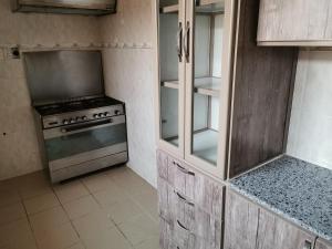 una cucina con forno e piano cottura di شقق عائلية مع انترنت مجاني a Al Ahsa