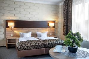 a hotel room with a bed and a table at Appart Hotel Roßdorf in Roßdorf