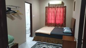 Ένα ή περισσότερα κρεβάτια σε δωμάτιο στο MRI Residence 4 Bedroom Bungalow with Private Pool in Sg Buloh - No Pork & No Alcohol +33 φωτογραφίες