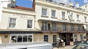 um camião branco estacionado em frente a um edifício em The Angel & Blue Pig em Lymington