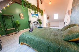 1 dormitorio con 1 cama grande en una habitación con paredes verdes en NG SuiteHome - Lanester Lorient - Netflix - Wifi, en Lanester