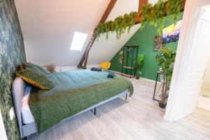 - une chambre avec un lit doté d'un couvre-lit vert dans l'établissement NG SuiteHome - Lanester Lorient - Netflix - Wifi, à Lanester