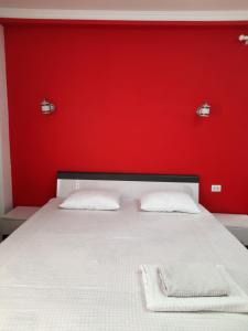 Un pat sau paturi într-o cameră la Diplomat Apartments