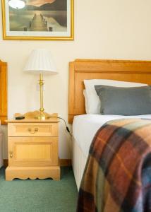 Postel nebo postele na pokoji v ubytování West End Hotel