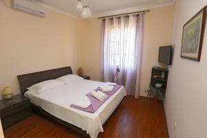 1 dormitorio con 1 cama con 2 toallas en Studio Stari Grad en Herceg-Novi