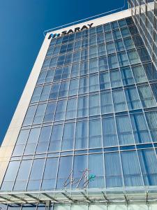Saray Deluxe Hotel Apartments في أبوظبي: مبنى طويل عليه علامة sony