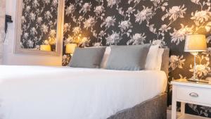 Postel nebo postele na pokoji v ubytování West End Hotel
