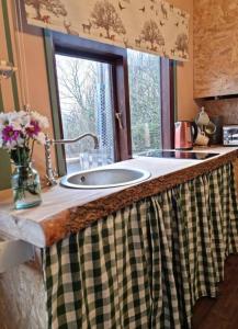 Baðherbergi á Stunning Countryside Woodland Lodge & Wood Fired Hot Tub